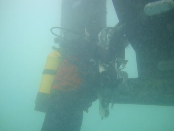Les plongeurs de la gendarmerie maritime ont libéré l'hélice de la bâche en plastique qui l'entravait (Photo Gendarmerie maritime)
