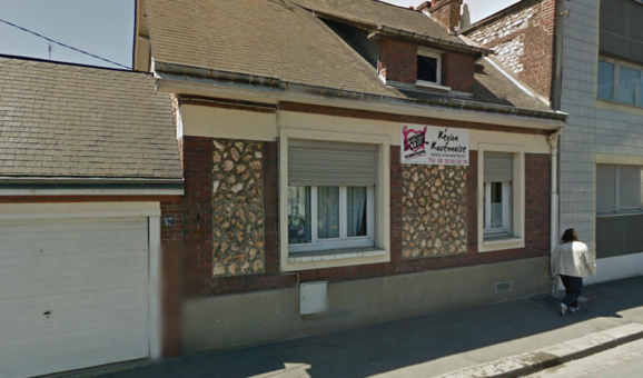 Les cambrioleurs ont fracturé un volet roulant et une fenêtre pour pénétrer dans le bâtiment de la rue Desseaux, à Rouen (@Google Maps)