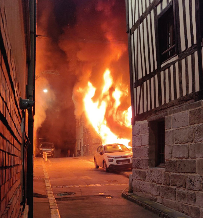 Le feu s’est déclaré dans un immeuble de deux étages - Photo @ Sdis76
