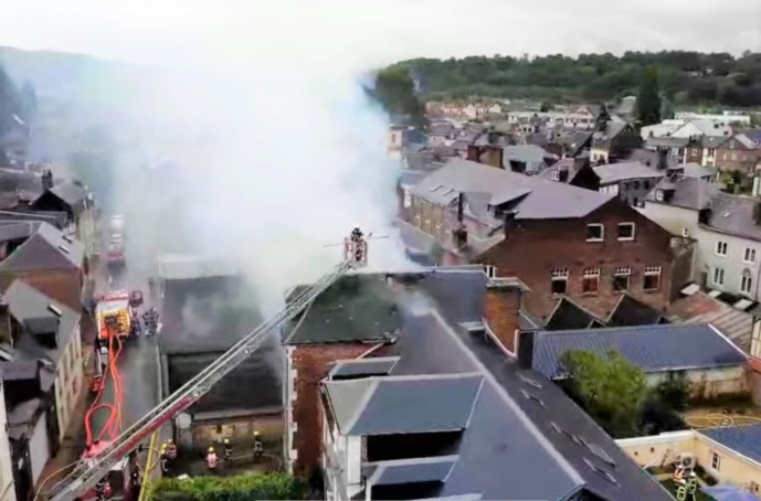 47 sapeurs-pompiers sont intervenus - photo réalisée avec un drone par le @Sdis27 47 sapeurs-pompiers sont intervenus - photo réalisée avec un drone par le @Sdis27