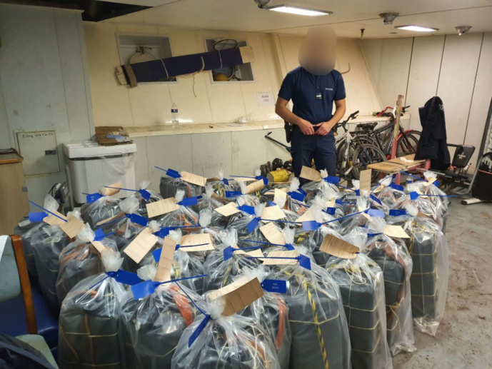 La cocaïne était conditionnée dans 40 sacs dissimulés dans la cale du navire chargé de craie - Photo @ Douane française