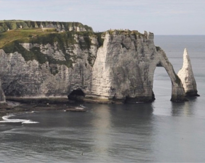 La touriste a été surprise par la montée de la mer - Illustration La touriste a été surprise par la montée de la mer - Illustration