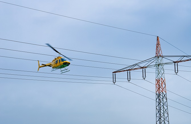 Le corps de l'homme a été repéré accroché au sommet d'un pylône de 30 mètres de ghaut lors du survol d'un hélicoptère affrété par RTE - Illustration © Adobe