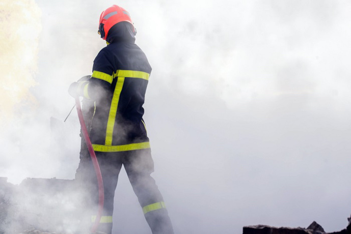 Apres l’extinction du feu, les sapeurs-pompiers ont procédé à la ventilation des locaux enfumés - illustration @ Adobe