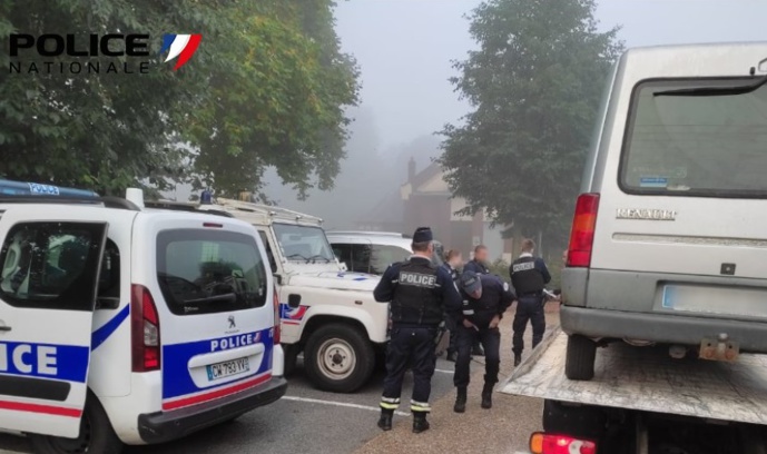 Au Houlme, le conducteur d'un Renault Express a été contrôlé positif aux stupéfiants. Son véhicule a été conduit en fourrière - Photo © DDSP76