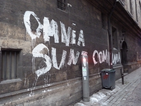 L'inscription recouvrait le mur en pierre de la cathédrale de Rouen L'inscription recouvrait le mur en pierre de la cathédrale de Rouen