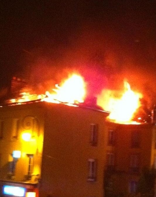 La toiture et les combles de l'immeuble ont été complètement détruits par les flammes (Photo prise par @I_Antoinee)