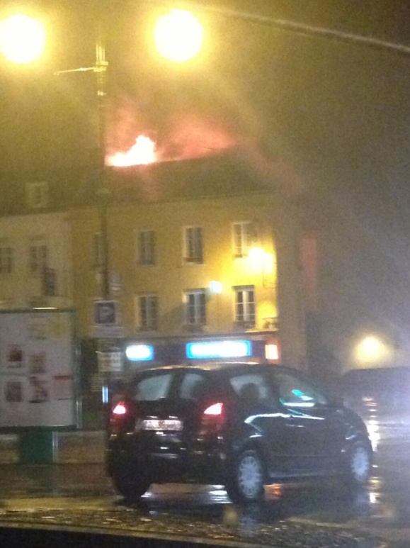 Photo prise par @MeganeAurelle (Twitter) au début de l'incendie Photo prise par @MeganeAurelle (Twitter) au début de l'incendie