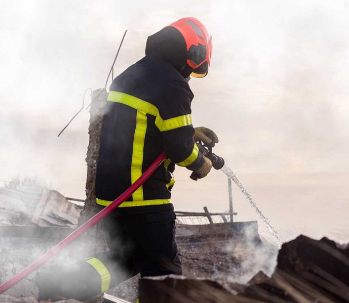 L'incendie du matelas a généré une importante fumée - Illustration © Adobe Stock