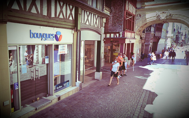 Repartis bredouilles du magasin SFR, les deux malfaiteurs s'en sont pris à la boutique Bouygues située au pied du Gros-Horloge, quelques dizaines de mètres plus loin - Illustration © Google Maps