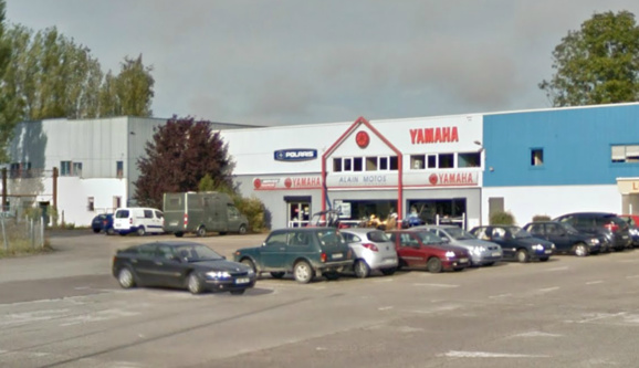 La magasin est situé en bordure de la route de Rouen tout près de Bernay (@Google Maps)
