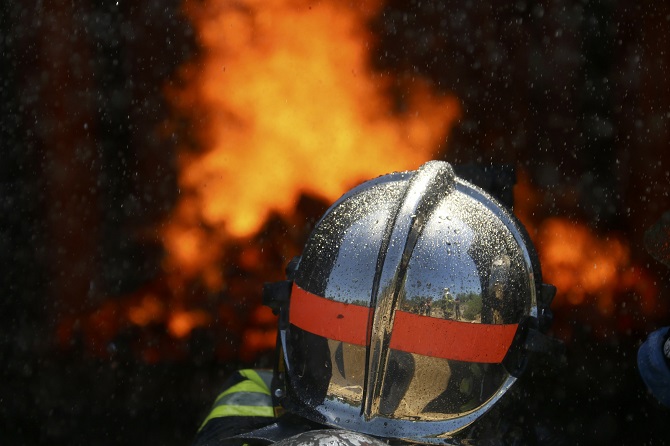 Les sapeurs-pompiers ont établi deux lances pour circonscrire l'incendie - Illustration © Adobe Stock