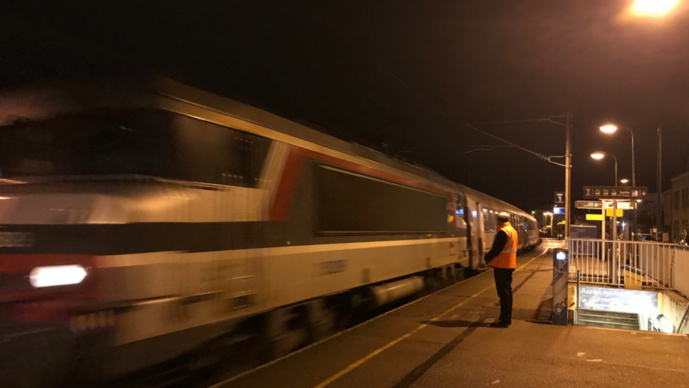Plusieurs trains sont stoppés en amont de l'accident, à Evreux - Illustration © infoNormandie