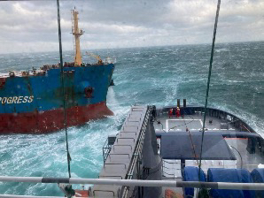 Le vraquier en difficulté a été remorqué jusqu’au port du Havre où il est arrivé ce dimanche en fin d’après-midi - photo @ préfecture maritime
