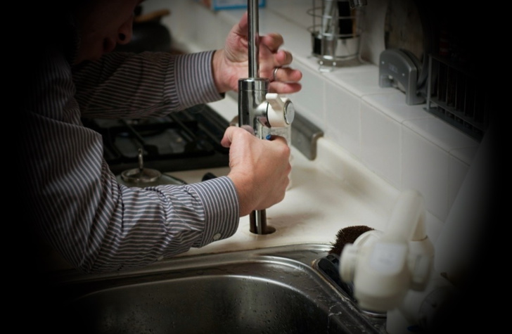 Le soi-disant employé a fait semblant de vérifier les robinets et la qualité de l’eau - Illustration @ Pixabay