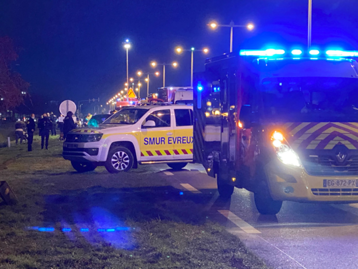 Les victimes ont été examionées sur place par l'équipe du SMUR d'Evreux, avant leur évacuation vers l'hôpital - Photo © infoNormandie Les victimes ont été examionées sur place par l'équipe du SMUR d'Evreux, avant leur évacuation vers l'hôpital - Photo © infoNormandie