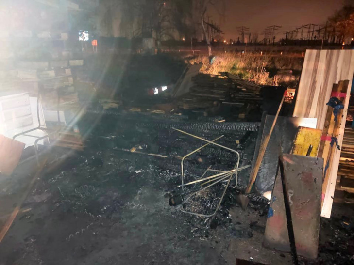 Une cabane des Gilets jaunes détruite par un incendie au rond-point des Vaches près de Rouen Une cabane des Gilets jaunes détruite par un incendie au rond-point des Vaches près de Rouen