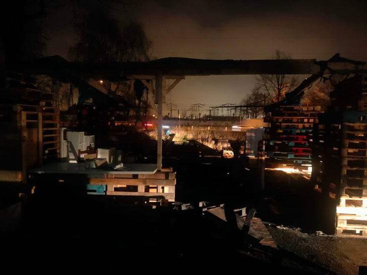 Une cabane des Gilets jaunes détruite par un incendie au rond-point des Vaches près de Rouen Une cabane des Gilets jaunes détruite par un incendie au rond-point des Vaches près de Rouen