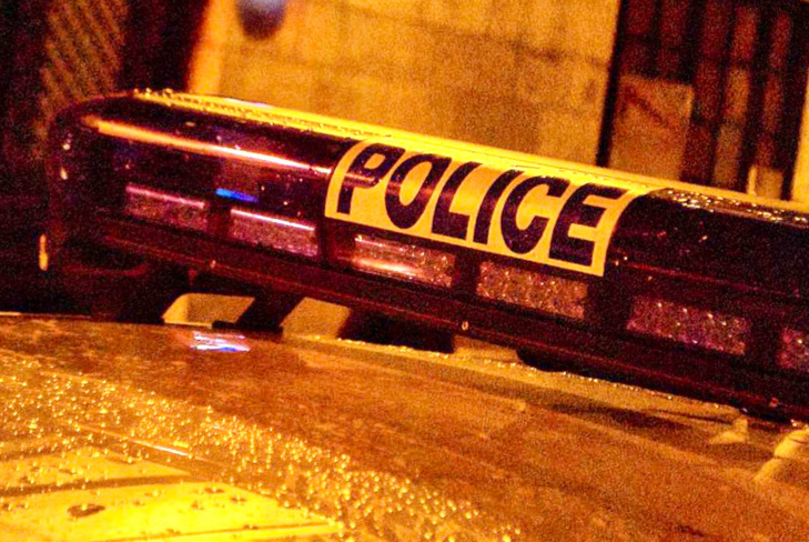 Le pare brise du véhicule de police a volé en éclats - Illustration Le pare brise du véhicule de police a volé en éclats - Illustration