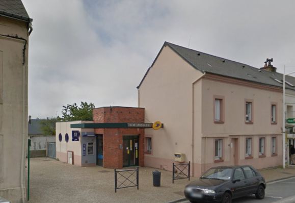 Le bureau de poste de Gainneville est en retrait par rapport à la rue de la Libération (@Google Maps)