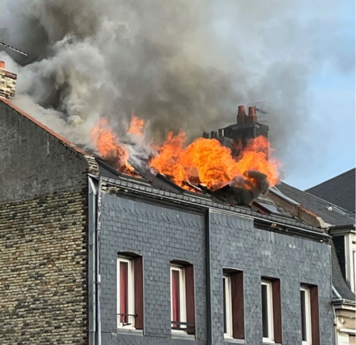 La toiture était embrasée à l’arrivée des sapeurs-pompiers vers 12h30 - Photo @ Sdis76 La toiture était embrasée à l’arrivée des sapeurs-pompiers vers 12h30 - Photo @ Sdis76