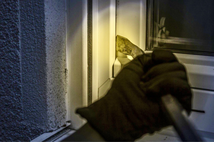 L’individu a tenté de s’introduire par la porte fenêtre à l’arrière du pavillon - illustration @ Pixabay