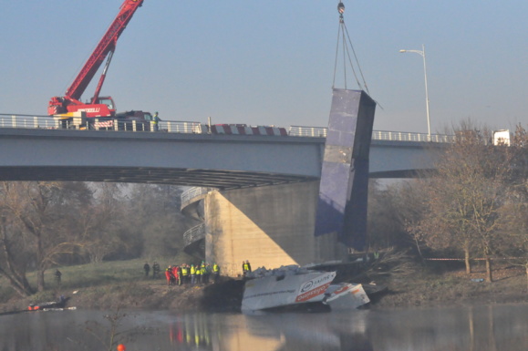 La remorque complètement disloquée dans sa chute a été remontée morceau par morceau (Photos @infonormandie) La remorque complètement disloquée dans sa chute a été remontée morceau par morceau (Photos @infonormandie)
