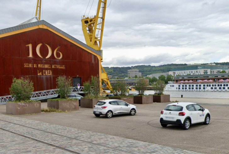 Le véhicule a plongé accidentellement dans le fleuve suite à un problème mécanique Le véhicule a plongé accidentellement dans le fleuve suite à un problème mécanique