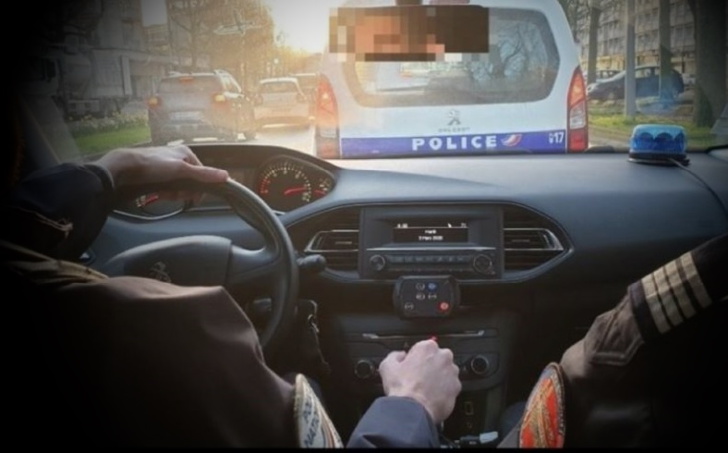 Le pétard d'artifice est entré dans la voiture de police et a explosé - Illustration © DDSP76 Le pétard d'artifice est entré dans la voiture de police et a explosé - Illustration © DDSP76