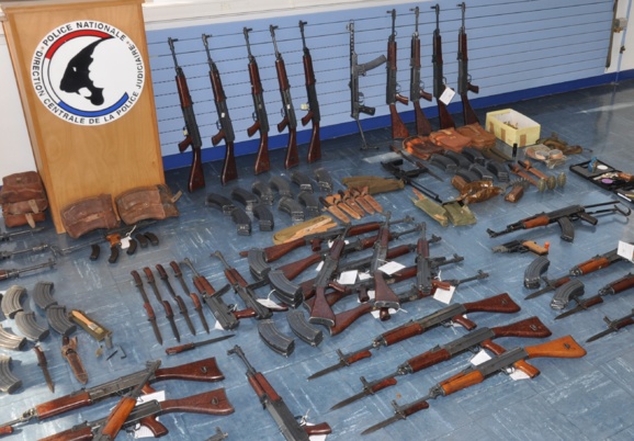 Exclusif. Une soixantaine de Kalachnikov saisies chez un curieux "marchand d'armes" près de Rouen Exclusif. Une soixantaine de Kalachnikov saisies chez un curieux "marchand d'armes" près de Rouen