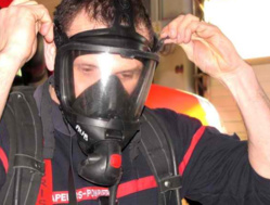 Equipés de leur masque à oxygène (photo d'illustration), les pompiers ont pu pénétrer dans la chambre en feu