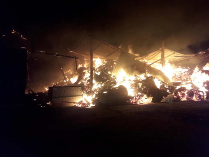 Le bâtiment agricole était entièrement embrasé à l’arrivée des sapeurs-pompiers - Photo @ Sdis76 Le bâtiment agricole était entièrement embrasé à l’arrivée des sapeurs-pompiers - Photo @ Sdis76