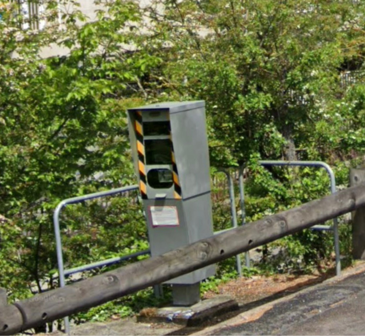 Le radar vandalisé est implanté en bordure de la D185 peu avant l’entrée de Versailles - Illustration @ Google maps