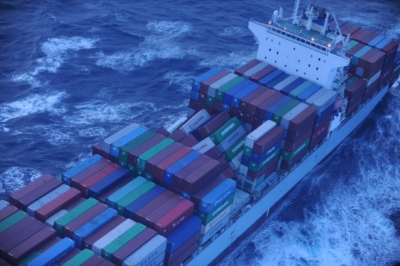 Un navire perd 75 conteneurs en mer : il consolidera sa cargaison au Havre le jour de Noël