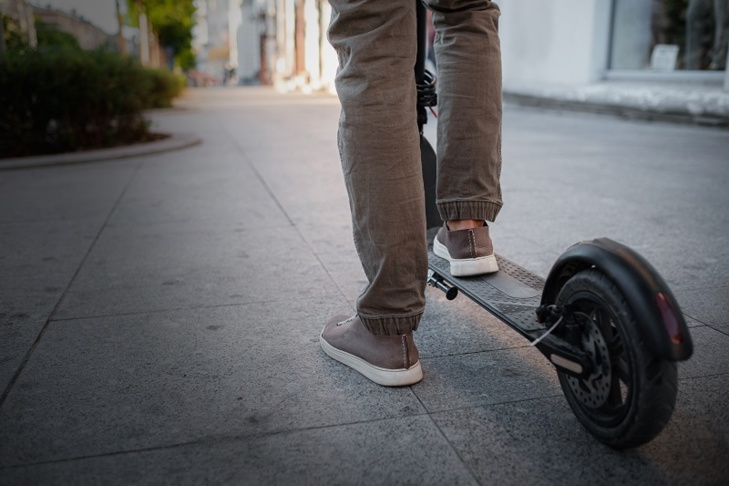Le jeune homme a été percuté par le bus qui manoeuvrait sur le parking - Illustration © Adobe Stock Le jeune homme a été percuté par le bus qui manoeuvrait sur le parking - Illustration © Adobe Stock