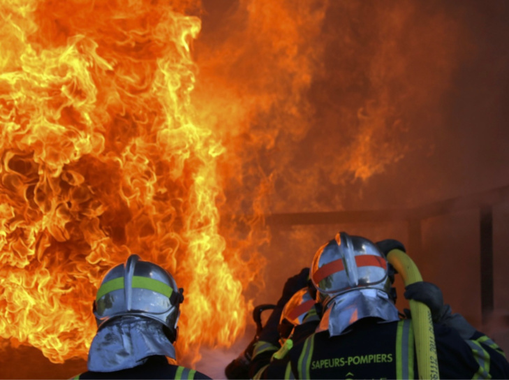 Le bâtiment était entièrement embrasé à l’arrivée des sapeurs-pompiers - illustration @ Adobe Stock