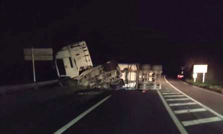 Le camion-citerne s’est couché en travers de la chaussée - Photo @Sdis76