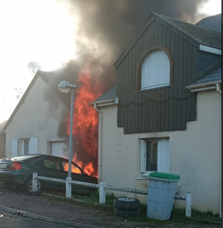 Vingt sapeurs-pompiers avec sept engins ont été engagés pour circonscrire le sinistre - Photo @ Sdis76