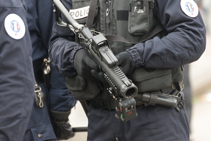 A Montigny-le-Bretonneux, les policiers ont dû tirer des balles de défense pour disperser les assaillants - Illustration © Adobe Stock