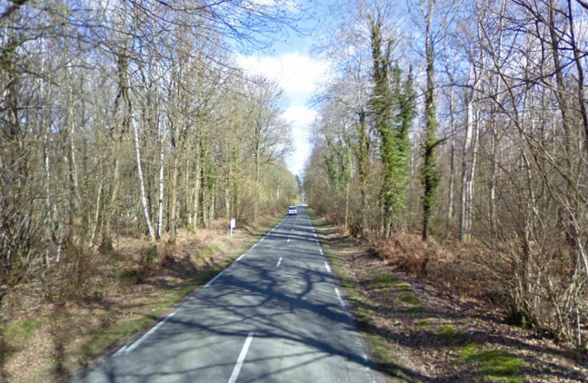 Le drame est survenu dans une ligne droite sur cette petite route de campagne qui relie Saint-Didier-des-Bois et Saint-Pierre-lès-Elbeuf.