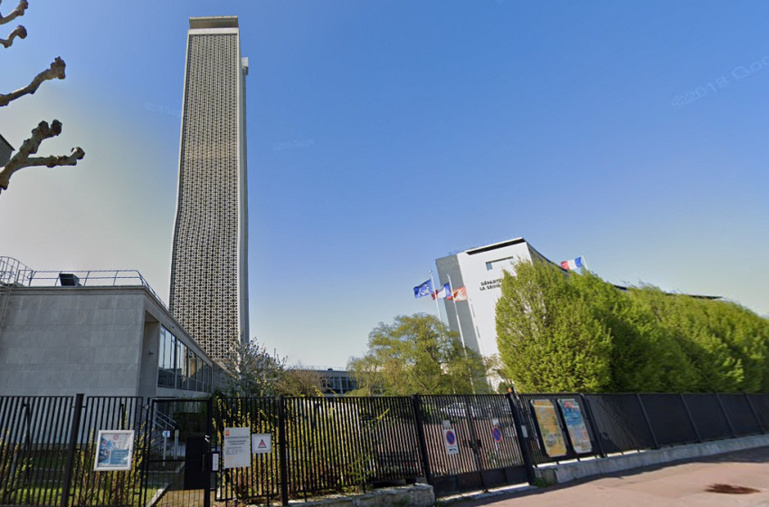 La tour des archives est située sur la rive gauche de Rouen La tour des archives est située sur la rive gauche de Rouen