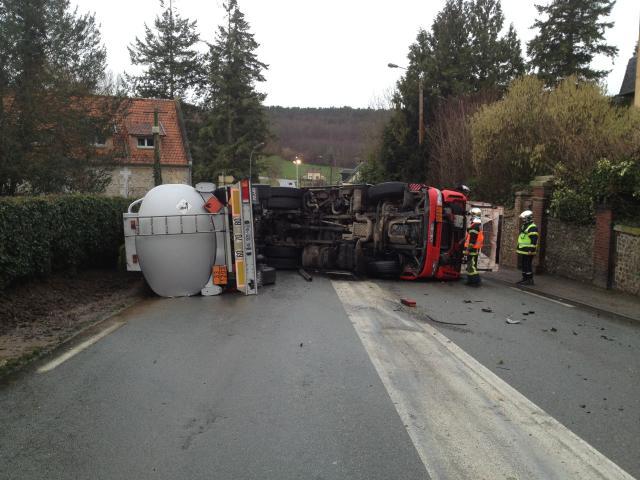 Le camion citerne s'est couché sur la largeur de la route à hauteur du Bec Hellouin (Photo DR)