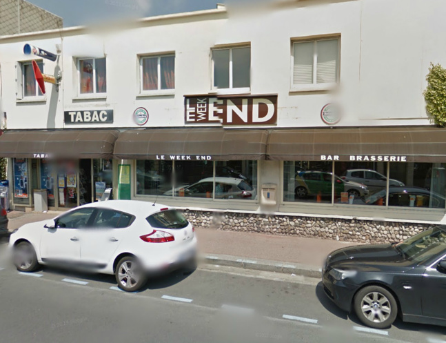 Le tabac-brasserie est situé pas très loin du front de mer (@Google Maps)