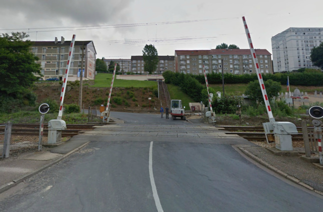 Le drame s'est produit à hauteur du passage à niveau au tout début de la route d'Houppeville