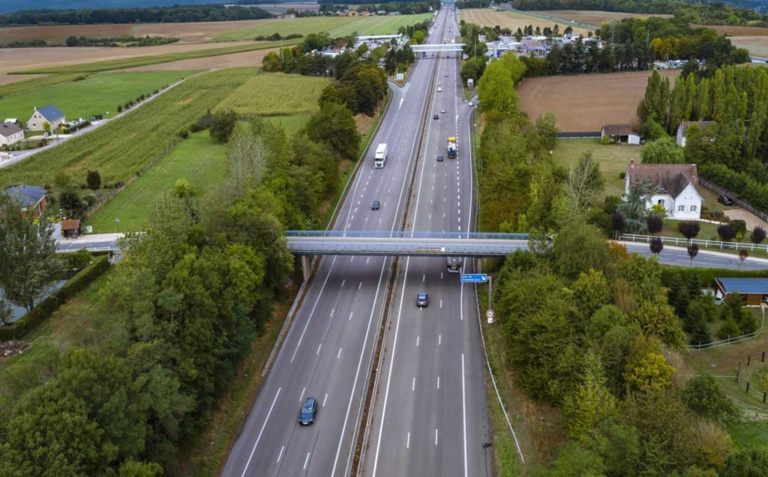 La démolition de ce pont qui enjambe l’A13 a pris du retard, explique la SAPN La démolition de ce pont qui enjambe l’A13 a pris du retard, explique la SAPN