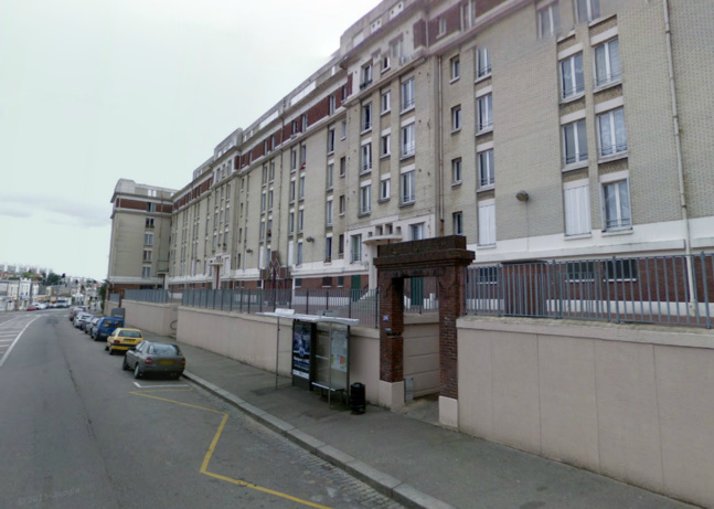 La victime habite au 1er étage de cet immeuble. Mais il affirme être tombé ou avoir sauté du 4ème. La victime habite au 1er étage de cet immeuble. Mais il affirme être tombé ou avoir sauté du 4ème.