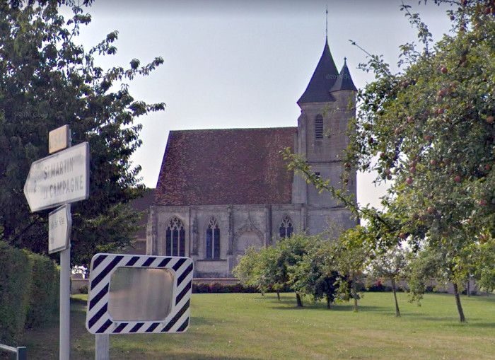 L'église de Sacquenville a été construite entre la fin du XVe et le début du XVIe siècle. Le fronton porte l’écusson des Mailloc - Illustration