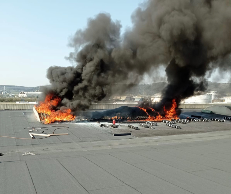 Le feu s’est déclaré sur un skydôme de la toiture de l’entrepôt - Photo © Sdis76