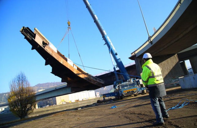 La travée du pont (800 tonnes) est déposée sur une barge géante afin d'être acheminée par la Seine jusqu'à Petit-Couronne (Photo © Alan Aubry/Département de Seine-Maritime) La travée du pont (800 tonnes) est déposée sur une barge géante afin d'être acheminée par la Seine jusqu'à Petit-Couronne (Photo © Alan Aubry/Département de Seine-Maritime)