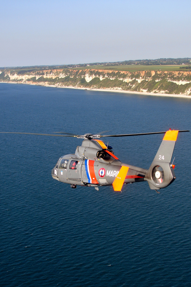 Les trois promeneurs ont été hélitreuillées à bord du Dauphin de la Marine @Marine nationale